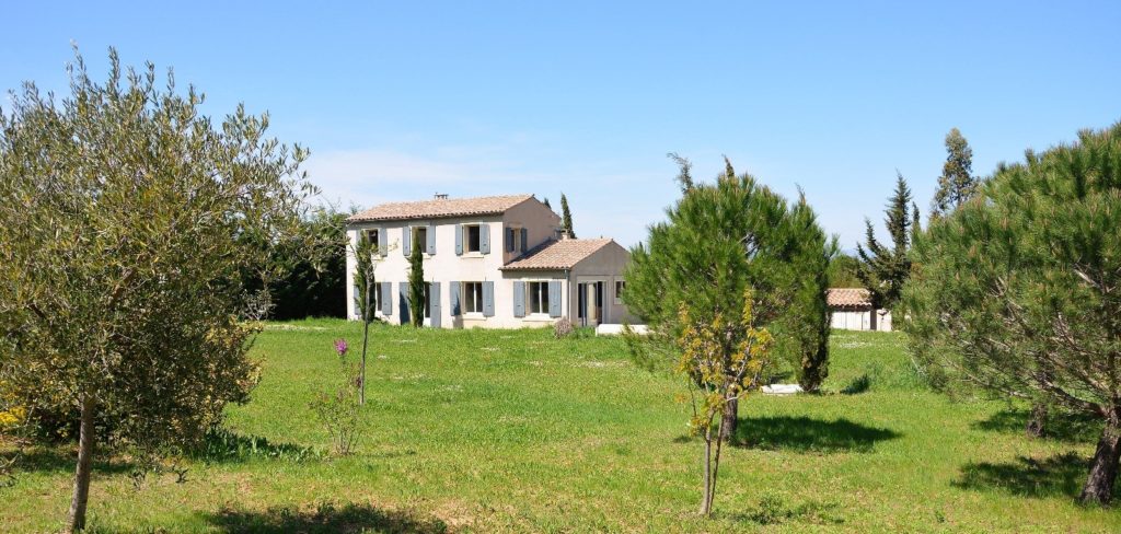 Villa avec piscine à Carcassonne - lac de la Cavayère - vue depuis le jardin