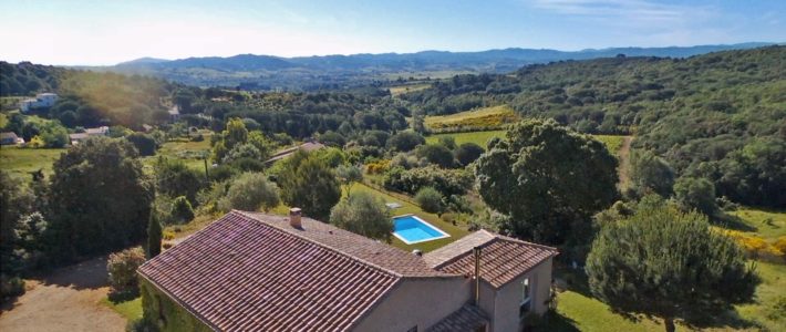 Villa à vendre avec piscine à 10 minutes au sud de Carcassonne – vidéo drone