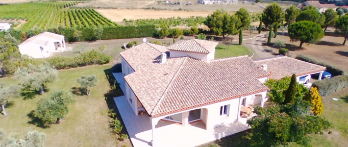 Villa à vendre sur 9000 m² de terrain, à 10 minutes au sud de Carcassonne – vidéo drone